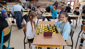 Dziewczynki podczas gry w szachy - powiększ