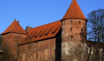 Widok na północne skrzydło pokrzyżackiego zamku – siedziba główna Muzeum Zachodniokaszubskiego w Bytowie - powiększ