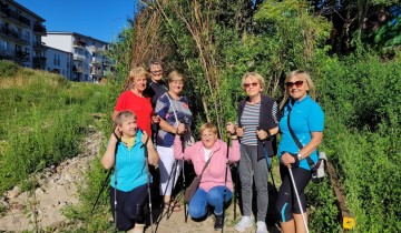 Uczestniczki spaceru Nordic Walking - powiększ
