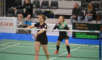 Zawodniczki podczas gry w badmintona - powiększ
