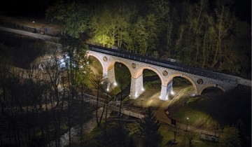 Oświetlony Most kolejowy - powiększ