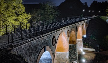 Podświetlony Most kolejowy - powiększ
