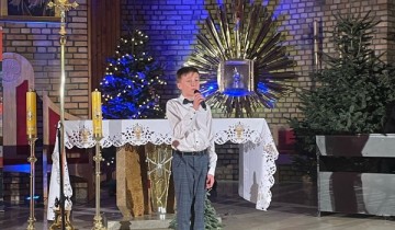 Chłopiec śpiewa w kościele