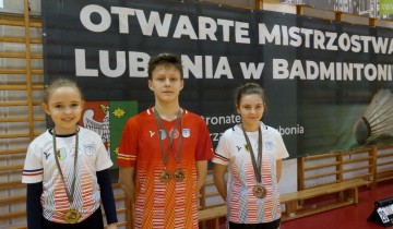 Zawodnicy bytowskiego klubu badmintonowego z medalami