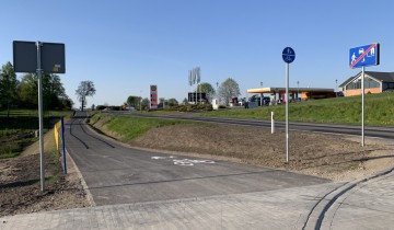 nowa ścieżka pieszo-rowerowa koło stacji paliw w Udorpiu - powiększ