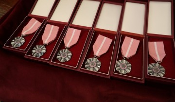 Medale dla jubilatów świętujących złote gody