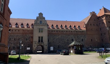 Frontowy mur zamku w Bytowie