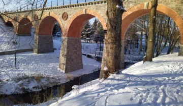 Most kolejowy zimą z góry - powiększ