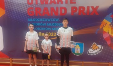Trójka badmintonistów z UKS Dwójka Bytów w Imielinie na Grand Prix Polski