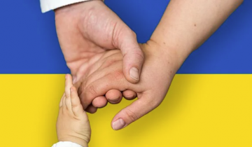 Pomocne dłonie, w tle flaga ukraińska - powiększ