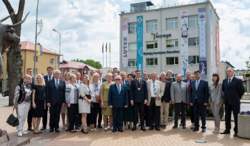 Zdjęcie grupowe wszytskich delegacji, w tle urząd miejski w Taurogach - powiększ