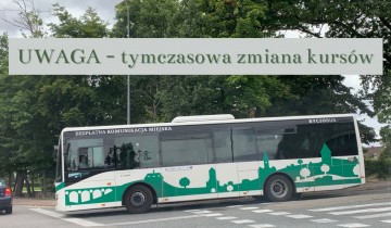 Autobus komunikacji miejskiej w Bytowie na trasie - powiększ